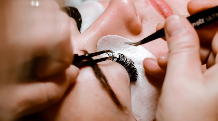 Wat is het verschil tussen wimperextensions en een lash lift?